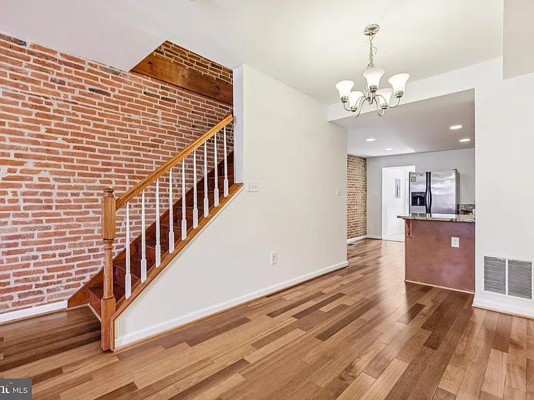 49 E Heath St — Photo 14