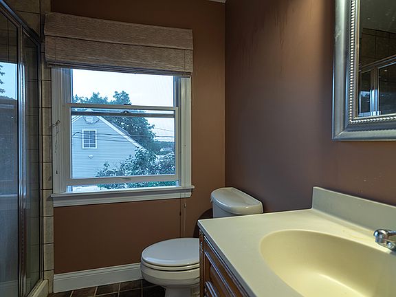 3rd image of 32 Eagle St