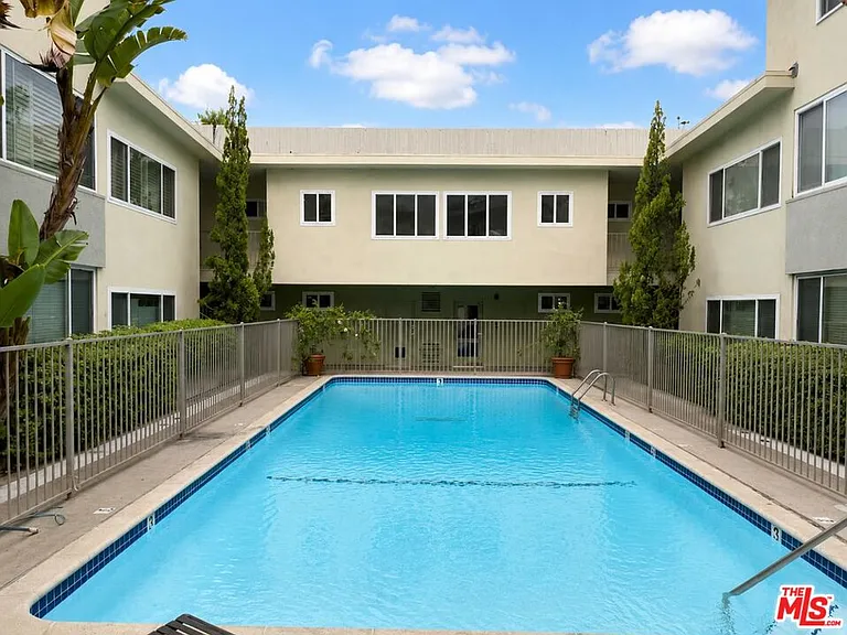 1525 N Hayworth Ave #107 — Photo 6