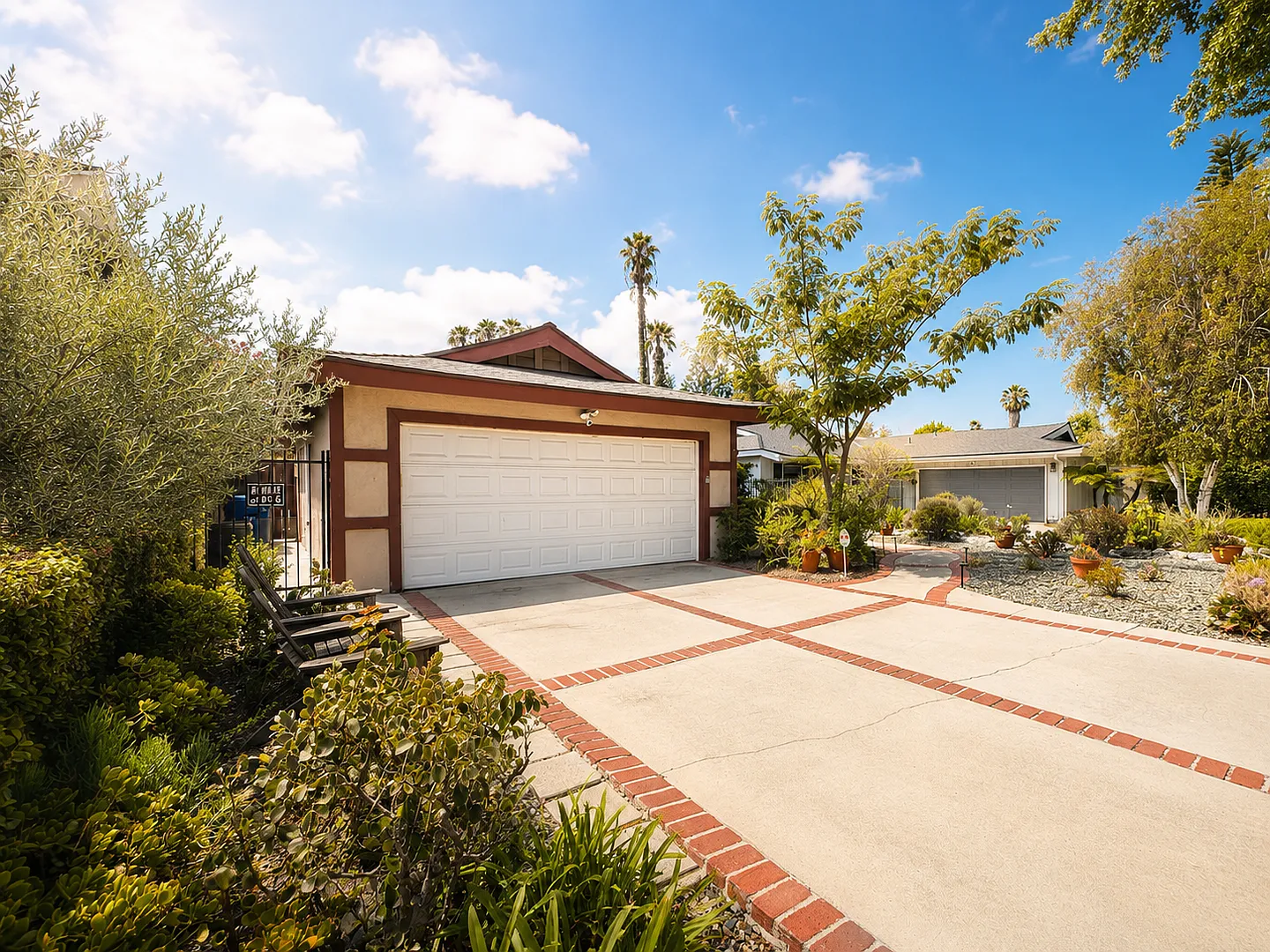 Rare Sherman Oaks Lease | 4beds + 3baths + Large Office in a tree lined street with a large yard,... — Photo 3