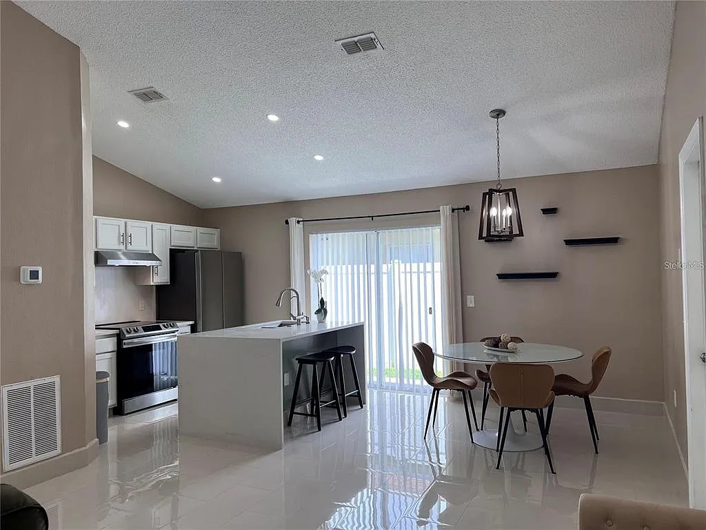 3 bed, 2.0 bath, 1159 sqft, $2,350 — Photo 2