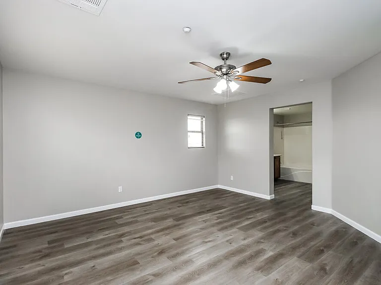 2707 E Bart St — Photo 9