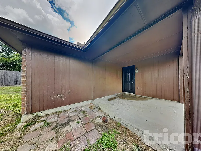 10008 Buffalo Grove Rd — Photo 15