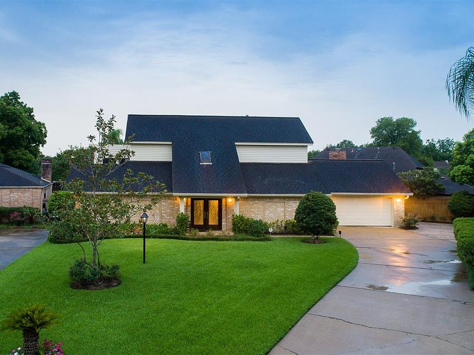Nestled in a Quiet Cul-de-sac with Mature Trees and well kept lawn and Landscaping this well maintained Patio Home is conveniently accessible to Main Thoroughfare for quick commute into Houston or within the Sugar Land Area.