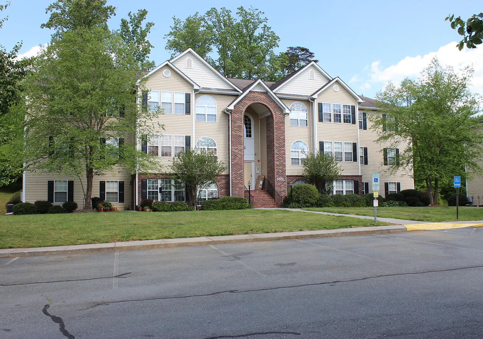 Beautiful, Maintenance Free Main Level Condominium in Ivy Glen! — Photo 2