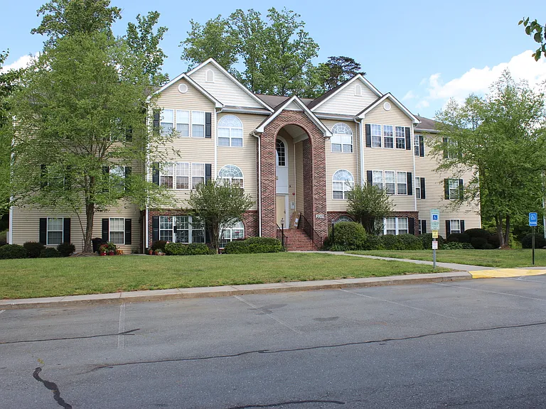 211 Ivy Glen Ct — Photo 15