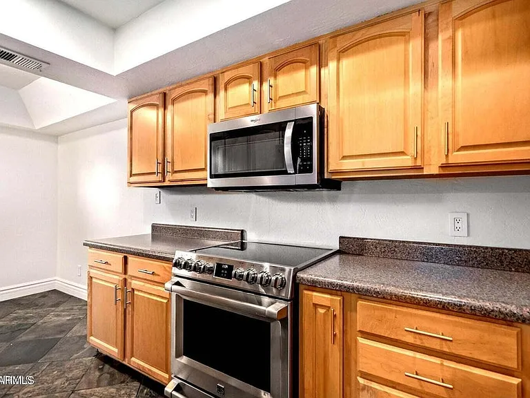 1530 S River Dr — Photo 2