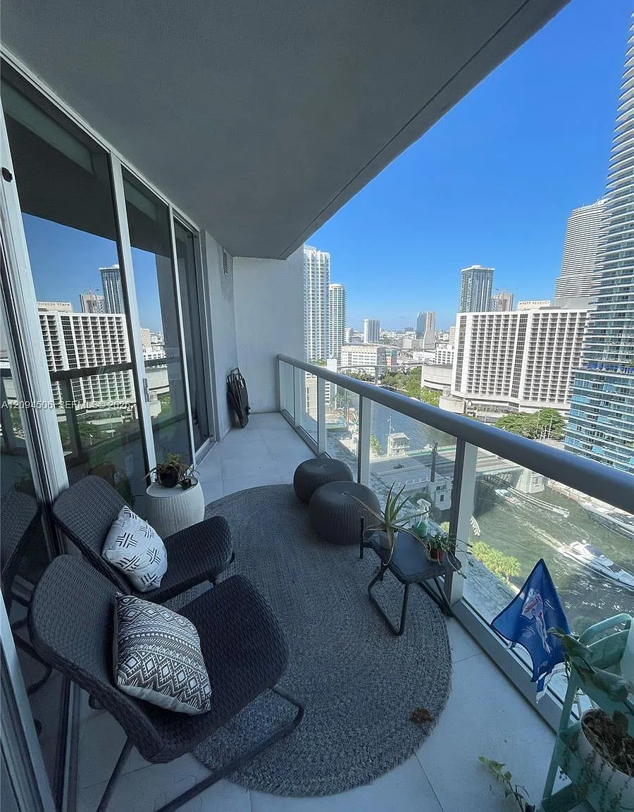 Iconbrickell Condo No 1 — Photo 1