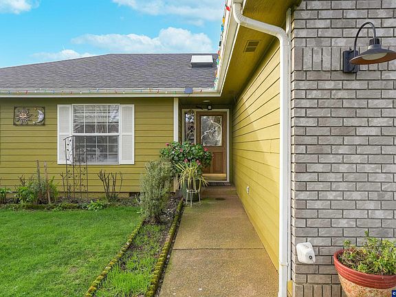 3rd image of 2573 Michael Dr NE