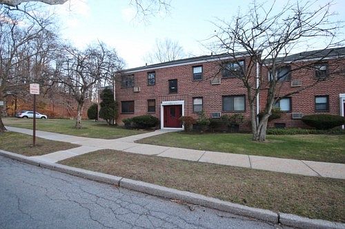 1st image of 2 Lawrence Dr APT B