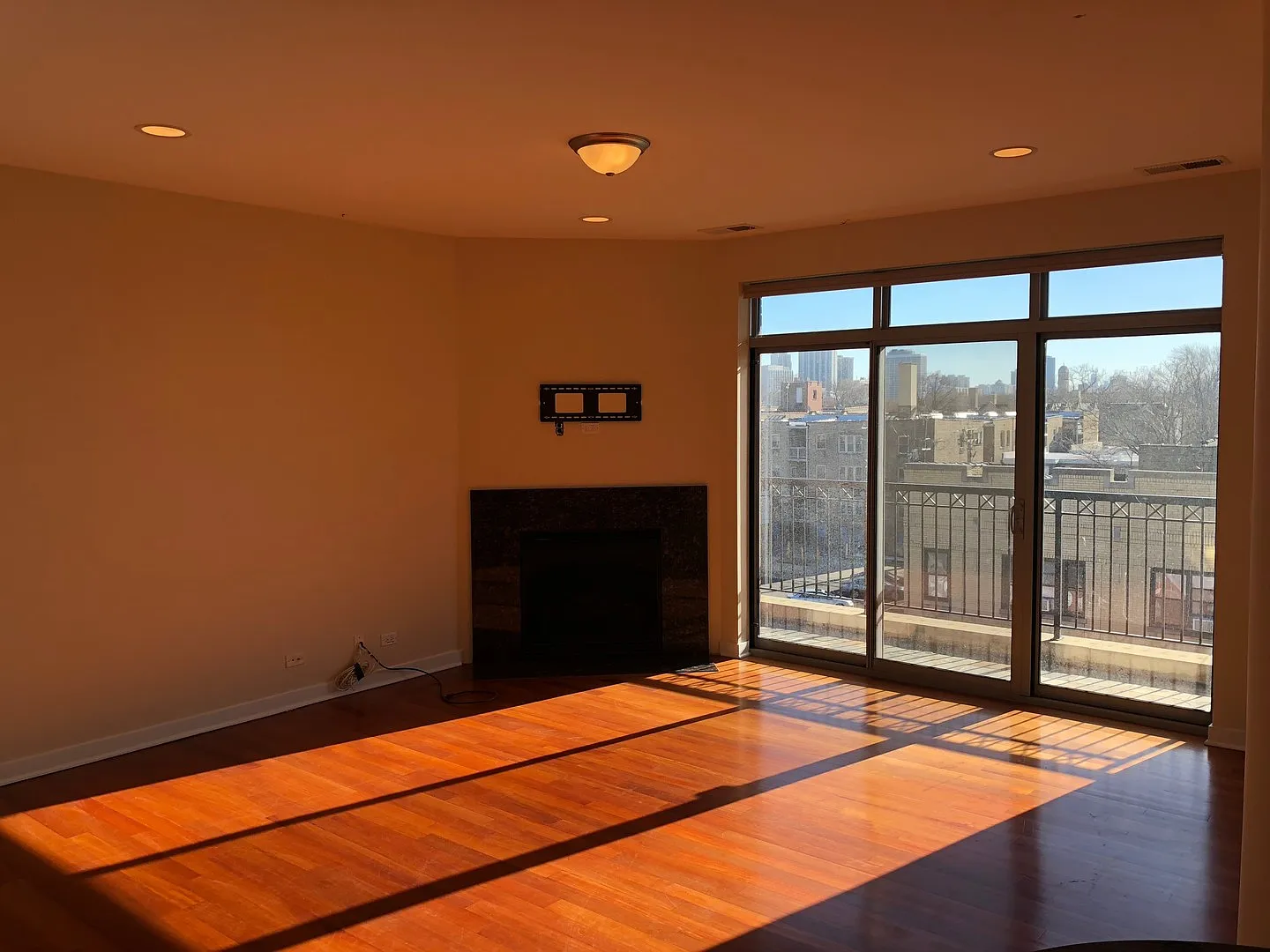 3 bed, 1800 sqft, $3,600 — Photo 2