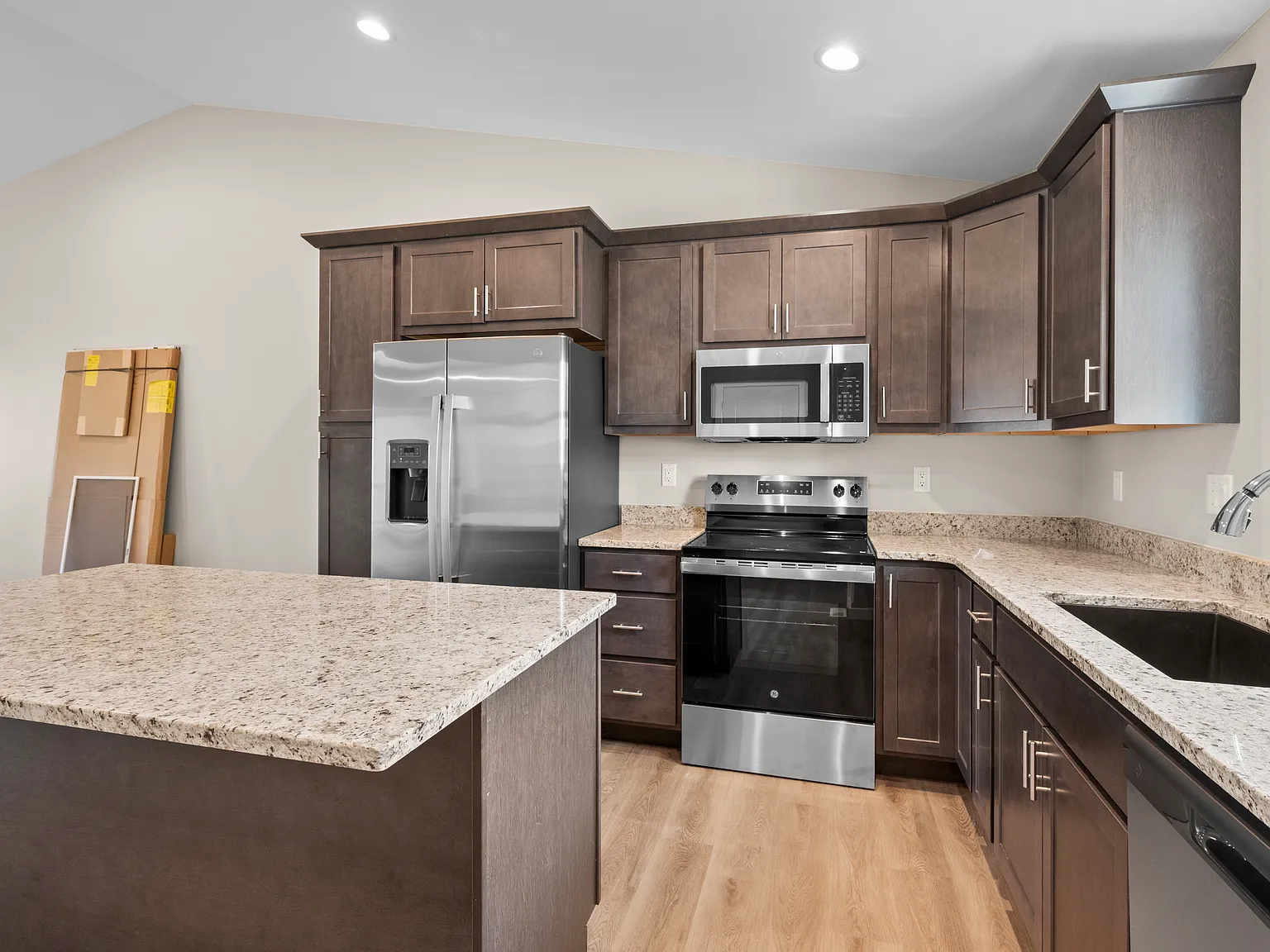 3 bed, 2400 sqft, $2,500 — Photo 4