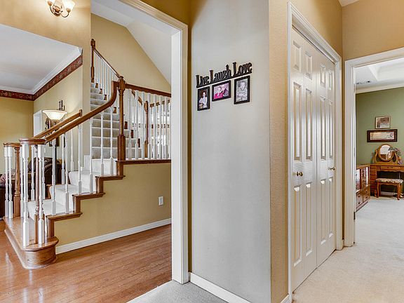 4th image of 17 Tiffany Ln