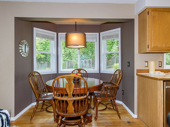 5th image of 912 221st Ave NE