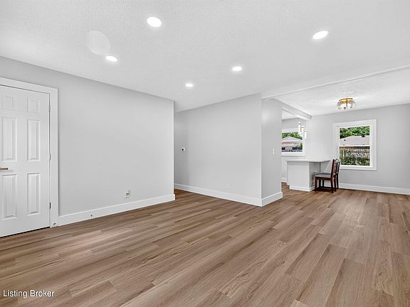 5th image of 6128 Middlerose Cir