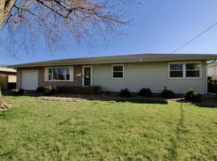 1400 W Shore Dr, Pekin, IL