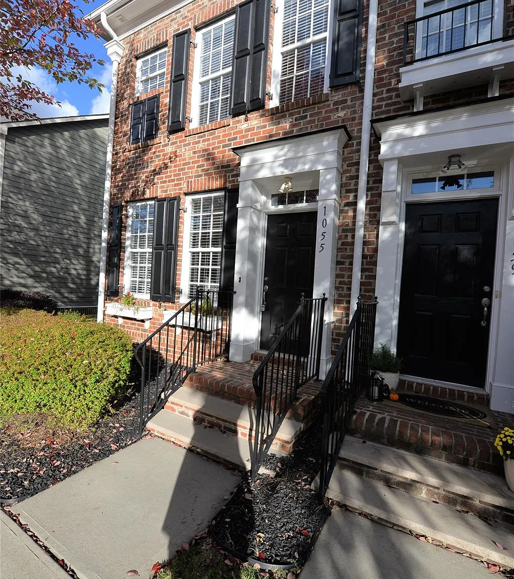 2 bed, 2.5 bath, 1178 sqft, $1,900 — Photo 2