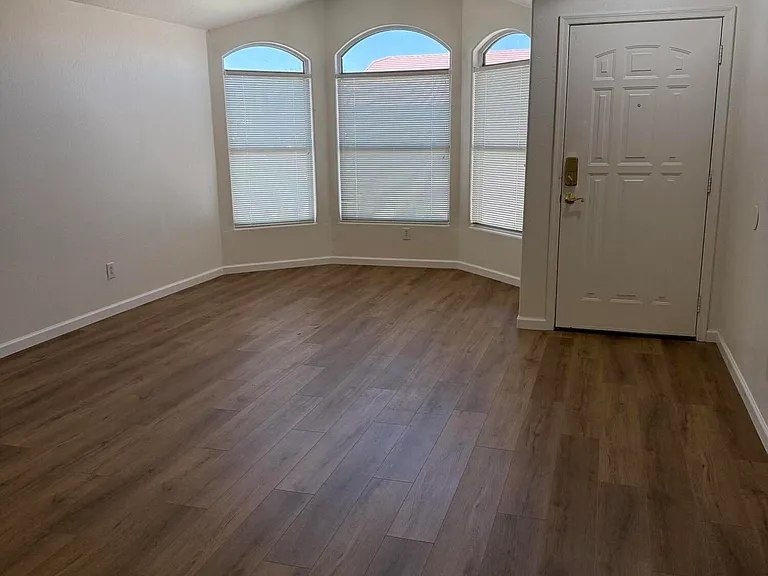 10308 W Jessie Ln — Photo 3