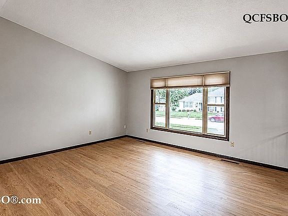 3rd image of 3885 Tam O Shanter Dr N