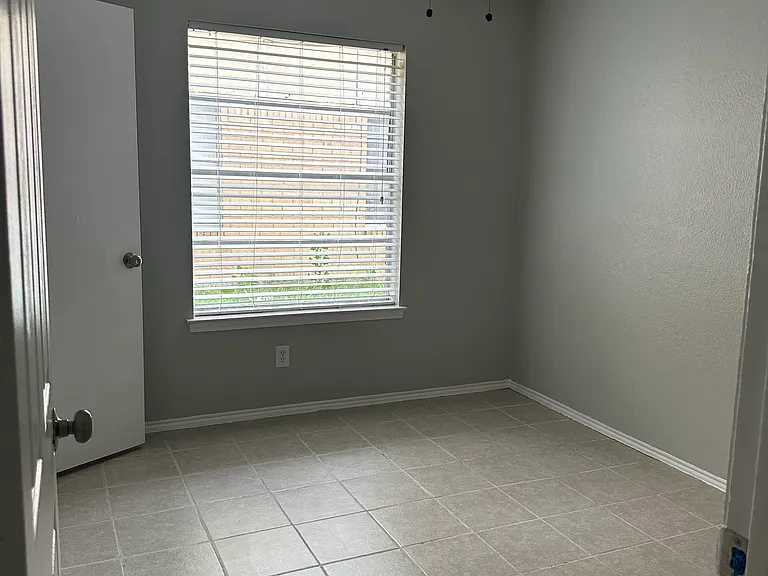 421 Matt Ln — Photo 5
