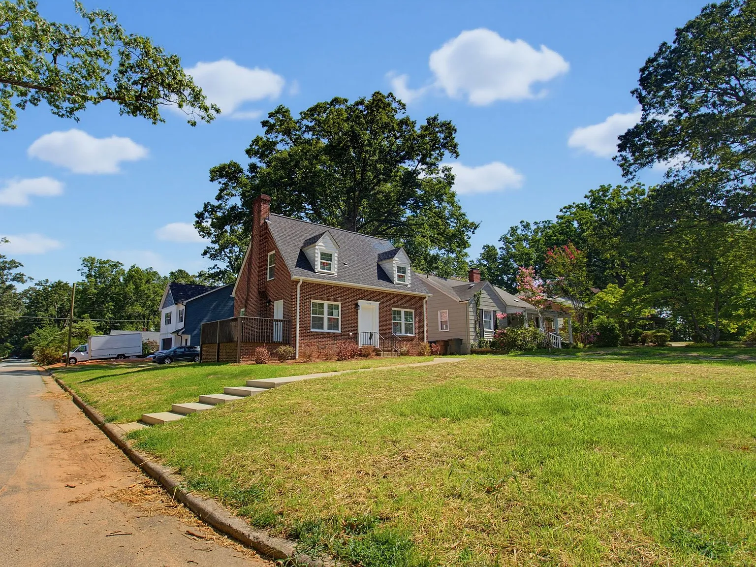 3 bed, 2.0 bath, 1443 sqft, $2,200 — Photo 2