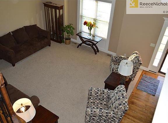 Lot's of natural sun light, hardwood floor entry