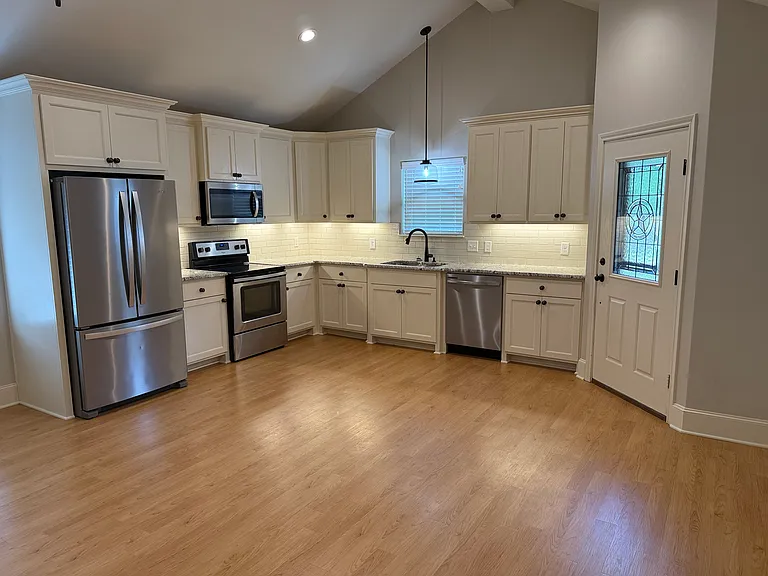 424 Brentwood Dr — Photo 3