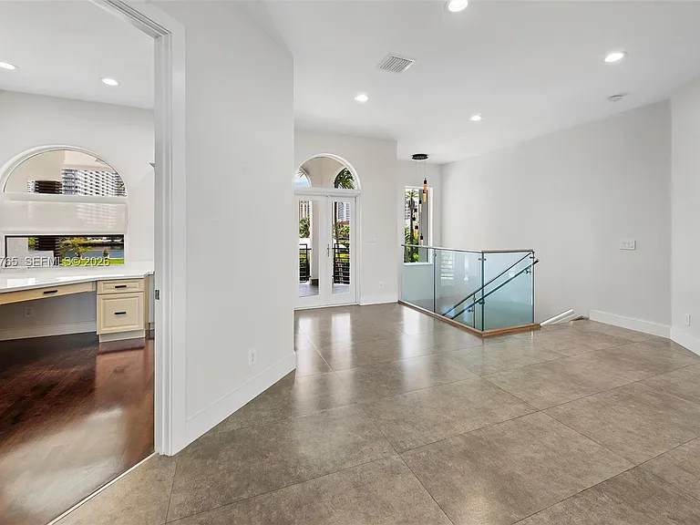 552 Palm Dr — Photo 29