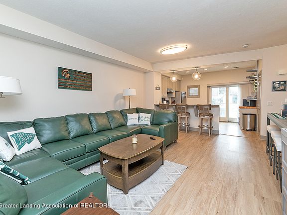 5th image of 382 W Grand River Ave