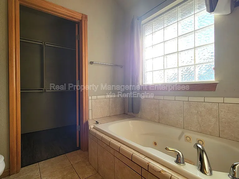 4701 Castle Bay Cv — Photo 9