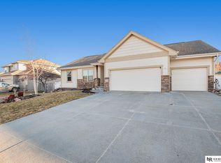 1431 Hardwood Dr, Papillion, NE 68046