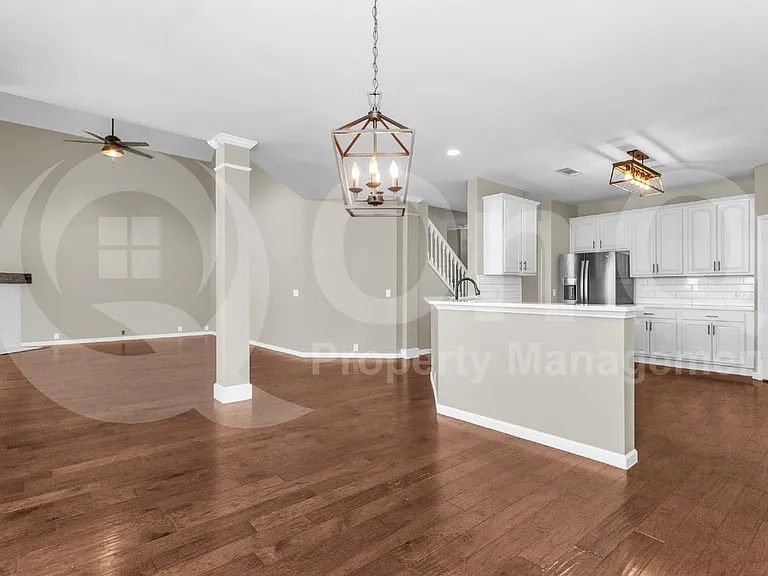 11281 Balcones Dr — Photo 16