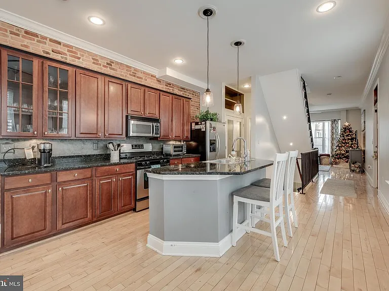 142 W Clement St — Photo 7
