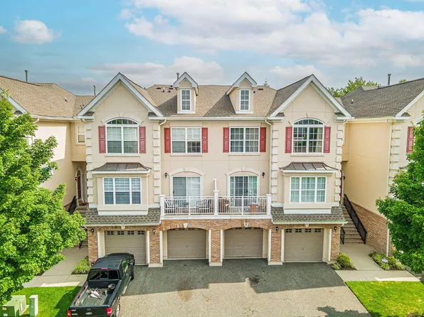 159 Blue Heron Dr, Secaucus, NJ 07094