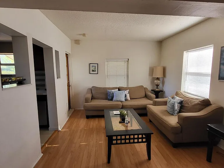712 E Pierce St #2 — Photo 2