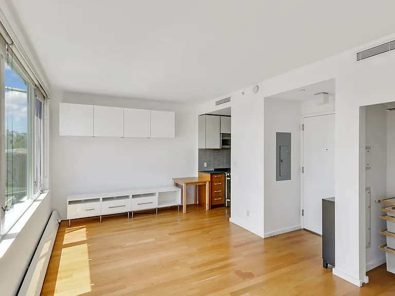 103 3rd St #4 — Photo 8