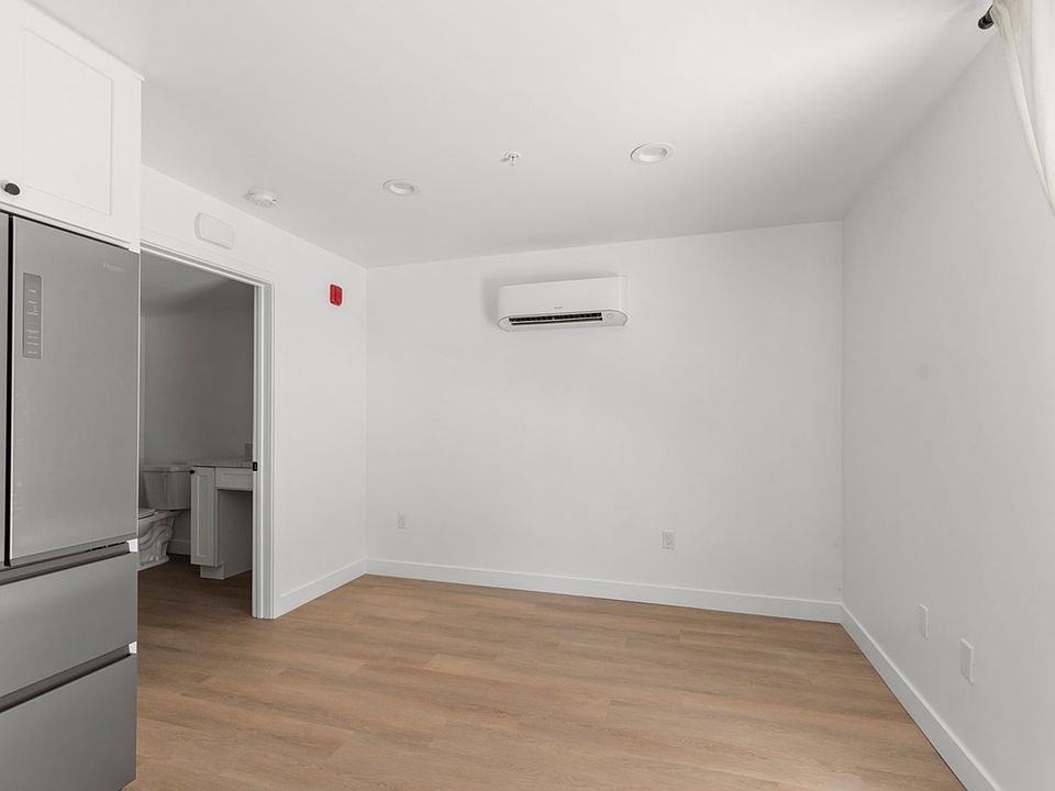 2nd image of 2650-2654 B St #102