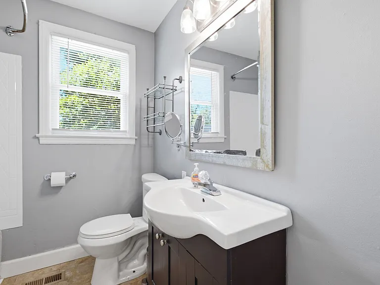 240 Ridgeway Dr — Photo 17