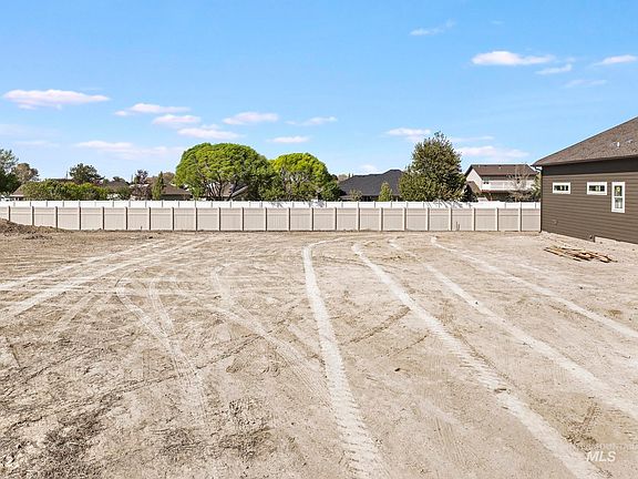 4th image of 832 Willowa Rd