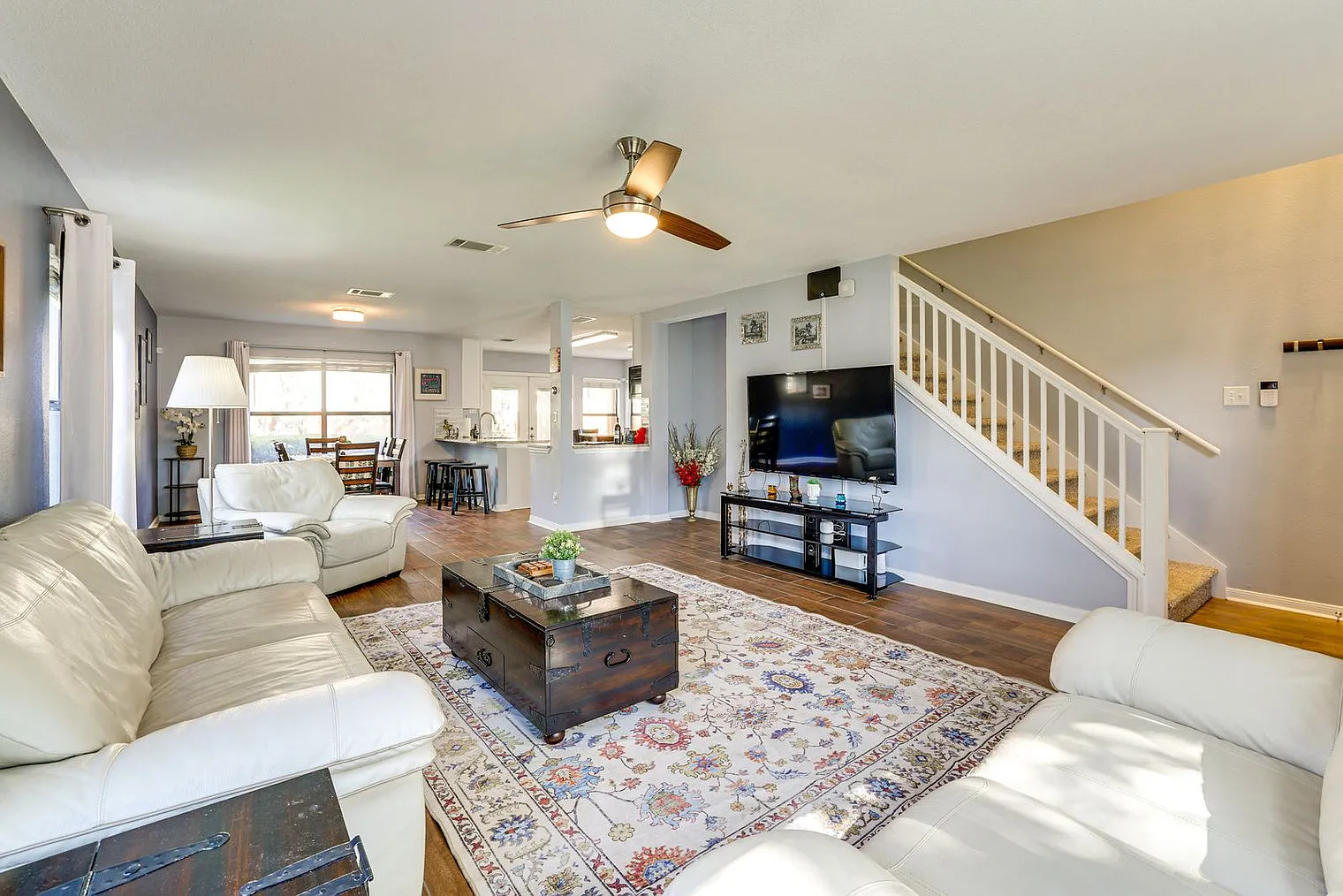 3 bed, 2.0 bath, 2195 sqft, $4,432 — Photo 2