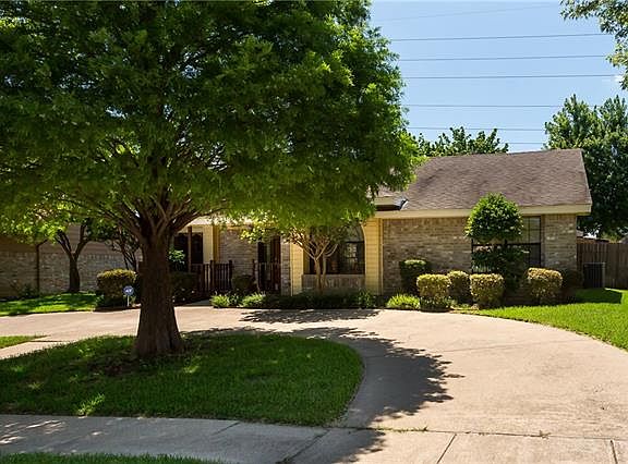 3rd image of 1604 Oxford Pl