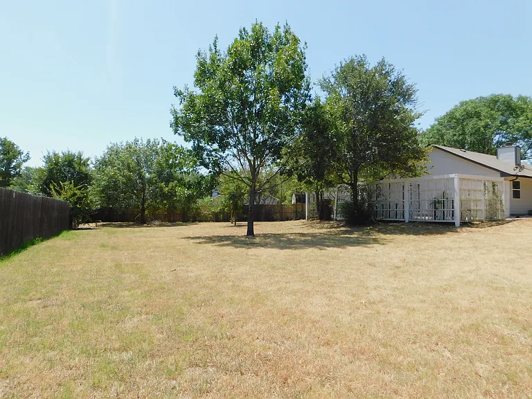 404 Woodson Cir — Photo 31