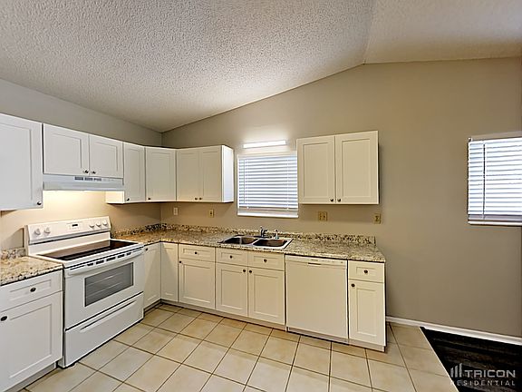 5th image of 1300 Foxwood Dr