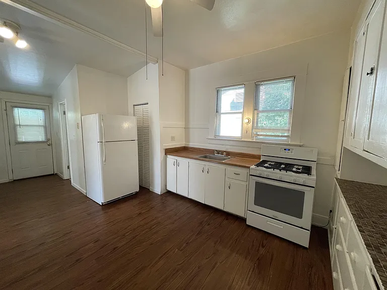 960 Salem St #B — Photo 4