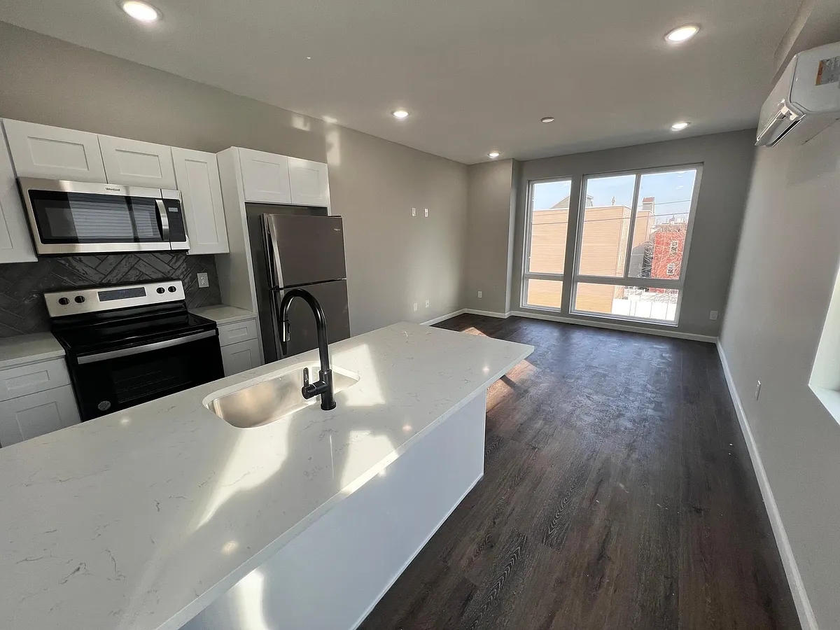 Building Photo - 1232 N Marshall St #2F