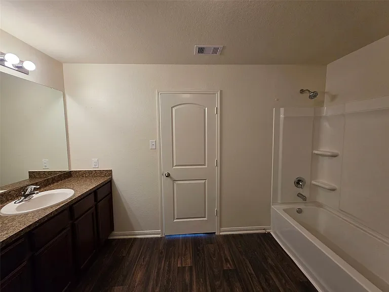 723 Crystal Lakes Dr — Photo 29