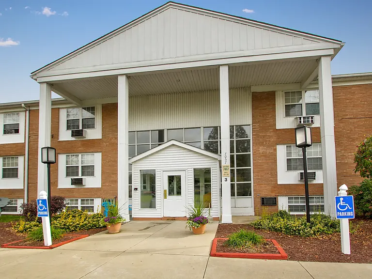 Boulevard Club Apartments — Photo 1