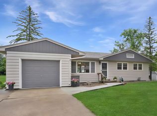 3202 Pridemore Dr, Cedar Falls, IA 50613