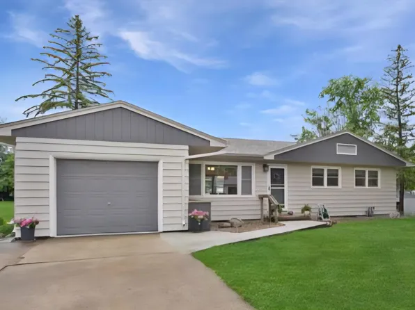 3202 Pridemore Dr, Cedar Falls, IA 50613