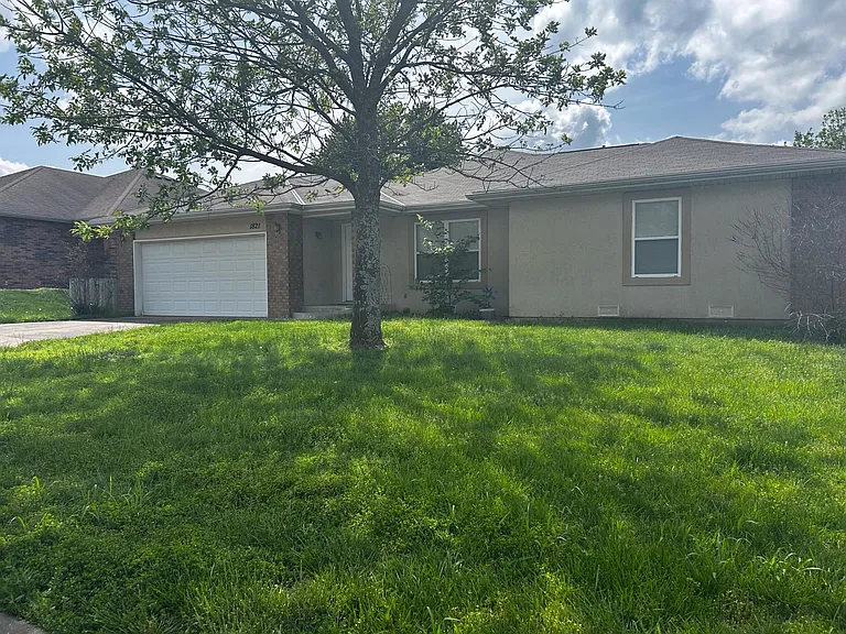 1821 N Laurel Hill Dr — Photo 2